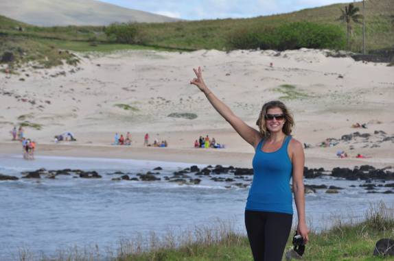 Alegria ao chegar à praia de Anakena, fim da nossa longa caminhada pelo norte da Ilha de Páscoa, no sul do Oceano Pacífico